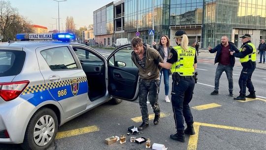 Ukradł perfumy i usiłował uciec. Groźna akcja mundurowych w centrum