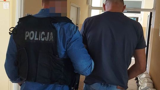 Ukrył się w zaroślach, a miał narkotyki. Policjanci go przydybali