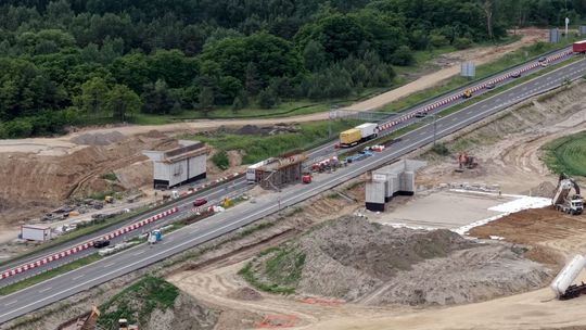 Utrudnienia na autostradzie A6 w Kołbaskowie – Rusza montaż belek na nowym wiadukcie granatowym