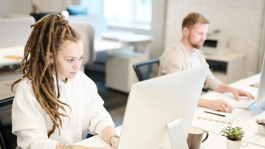 W budżetówce płacą więcej niż w firmach prywatnych. Tyle zarabiają Polacy W budżetówce płacą więcej niż w firmach prywatnych. Tyle zarabiają Polacy