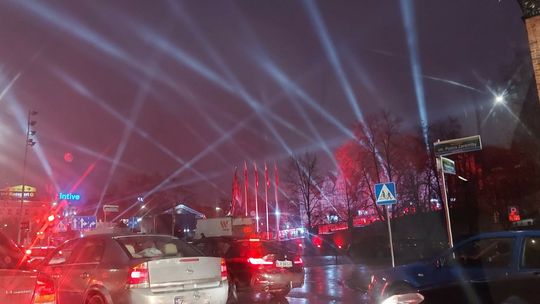 W hołdzie ofiarom grudnia ’ 81  Lasery na niebie na placu Solidarności w Szczecinie