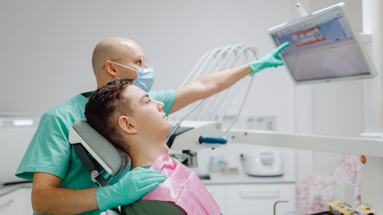 W kolejkach do lekarzy. Politycy sami w nich nie stoją