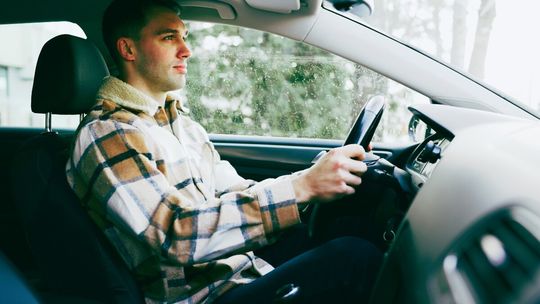 Większość prowadzących auto jest trzeźwych. Zamiłowanie do jazdy z wciśniętym pedałem gazu Większość prowadzących auto jest trzeźwych. Zamiłowanie do jazdy z wciśniętym pedałem gazu