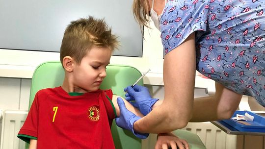 W szpitalu „Zdroje” rozpoczęły się szczepienia na COVID-19 u dzieci. Wcale nie bolało - stwierdził 5-letni Julian