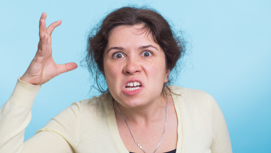 Kabel stetoskopu owinęła wokół szyi lekarza i zaczęła go zaciskać