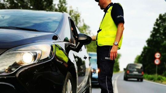Wpadka roku podczas kontroli policji – kierował bez uprawnień, pasażera szukał sąd