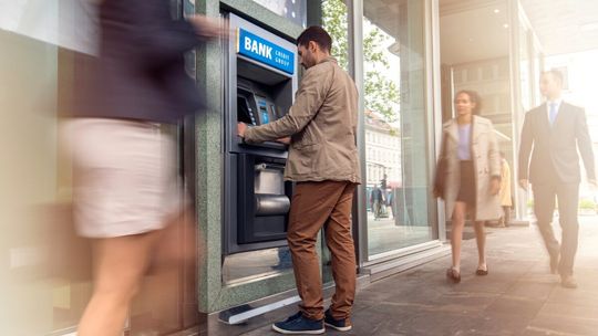 Gotówka we wpłatomacie: Poznaj ukryte progi kontroli i unikaj problemów z prawem