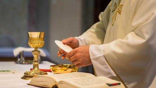 Ksiądz zatrzymany w urodziny. Oskarżenia o zmuszanie do seksu oraz gwałty