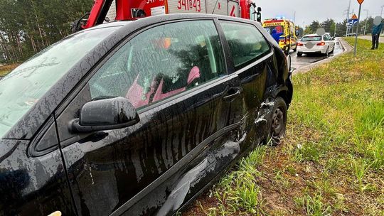 Wypadek z udziałem 2 aut. Jedna osoba ranna po groźnym zderzeniu Opla z Volkswagenem