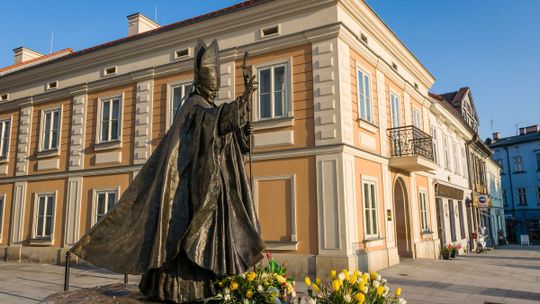 Z papieskiej laski trysnęła woda. To nie cud, ale interes: 50 zł za butelkę