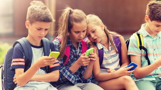 Zakaz smartfonów w szkołach wprowadzi MEN. Prawo do zmiany