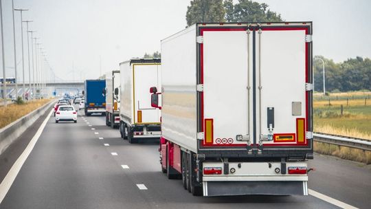 Szczegóły wprowadzanego zakazu wyprzedzania ciężarówek