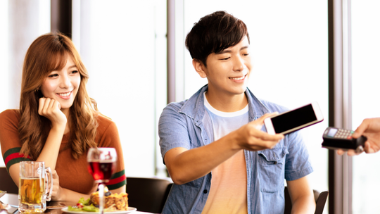 Młodzi wolą zakupy bez gotówki. Popularne płatności cyfrowe