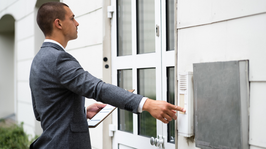 Jeśli zarabiasz najniższą krajową, to i tak komornik będzie mógł ją zająć Jeśli zarabiasz najniższą krajową, to i tak komornik będzie mógł ją zająć
