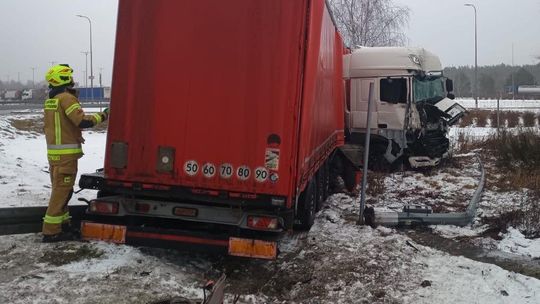 Zderzenie gigantów dwóch tirów. Fatalny błąd kierowcy zablokował kluczowy węzeł autostrady