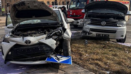 Zderzenie na skrzyżowaniu: Toyota i Volkswagen zablokowały ulicę