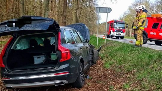 Zderzenie osobówki z dostawczym Renault. Służby w akcji na drodze krajowej