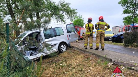 Zderzenie Peugeota z Volkswagenem. Trzy osoby w szpitalu, a dodatkowym skutkiem gigantyczny paraliż ruchu