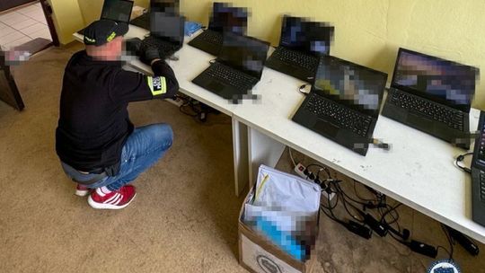 Oszukiwali na „dziewczynkę w rzece”. Cyberoszuści zatrzymani przez policję