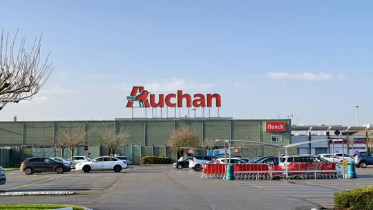 Znany artysta bojkotuje sklep Auchan. Pomagają mu internauci