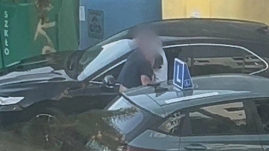 Szokujące nagranie kierowców. Instruktor nauki jazdy odpowiedział pięściami na krytykę