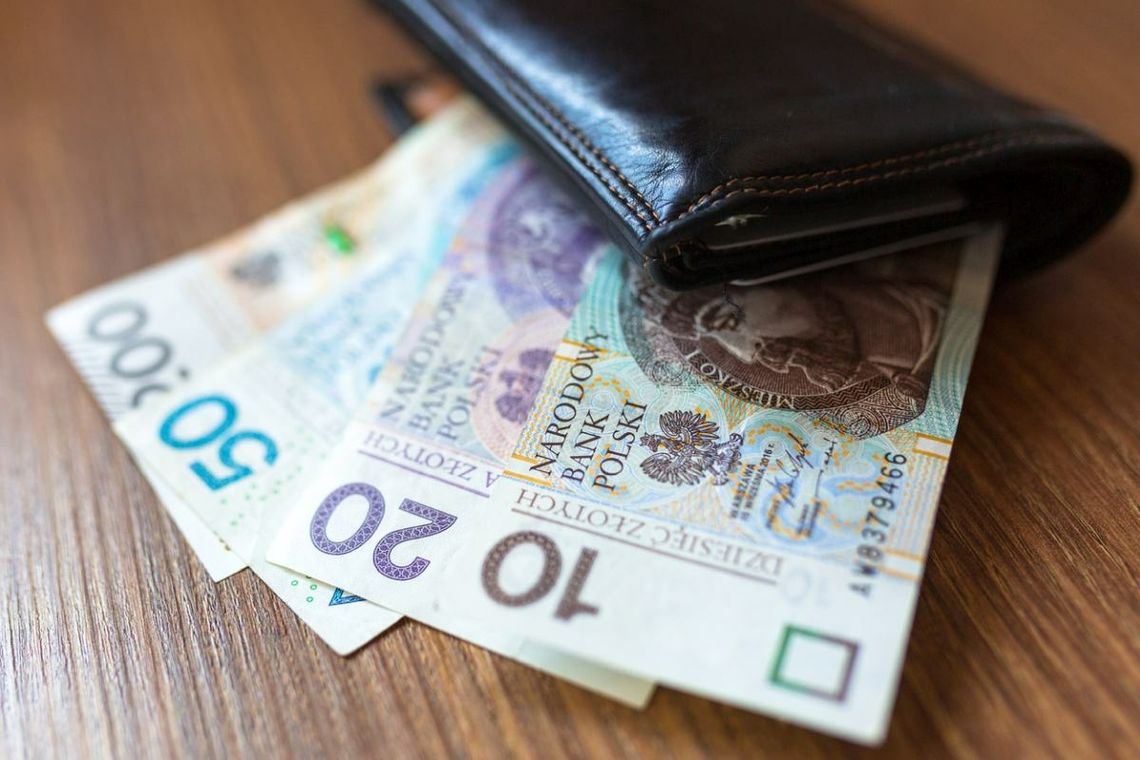 Dostaną 1300 złotych za nic. I tak przez dwa lata. To nie żart. Tak będzie w Polsce