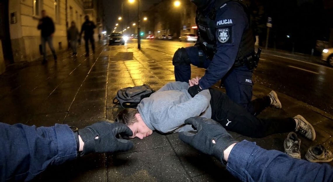 16-latek poturbował kolegę maczetą i gazem. Zobaczył radiowóz i zaczął uciekać. 16-latek poturbował kolegę maczetą i gazem. Zobaczył radiowóz i zaczął uciekać.