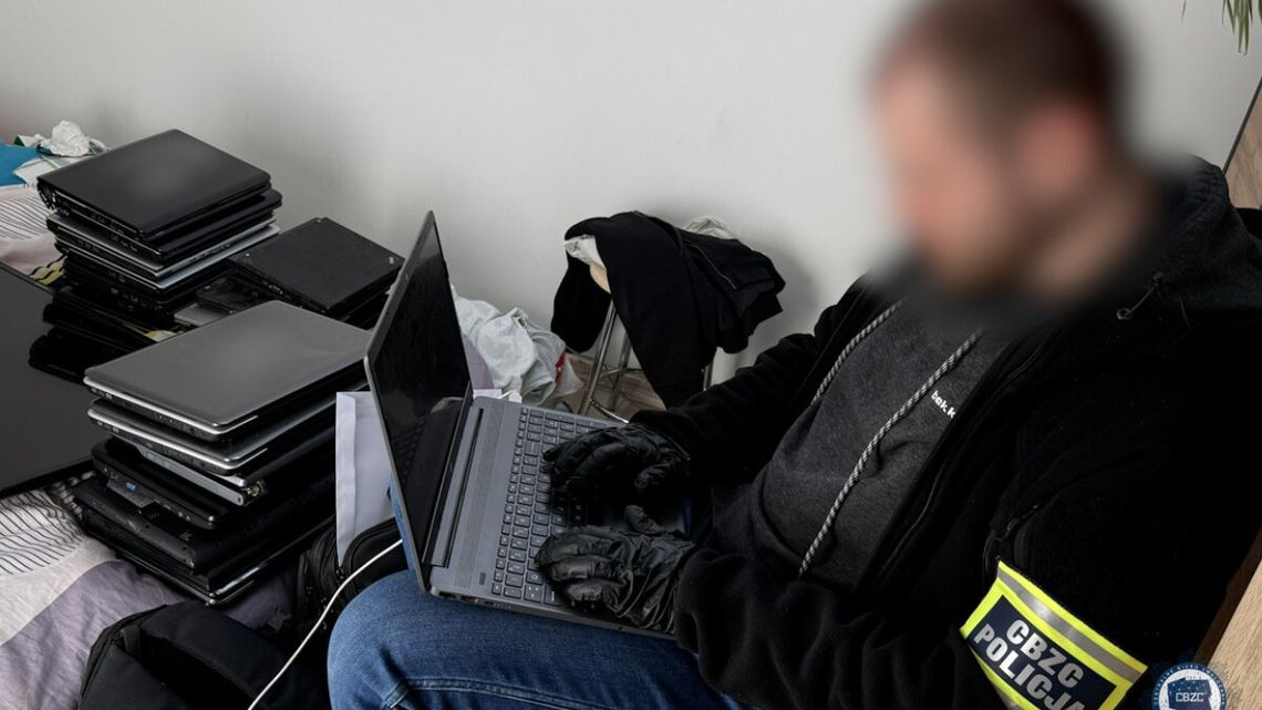 Nastolatek fotografował nago swoją małoletnią siostrę. Akcja „Ogień piekielny” uderzyła w pedofilów