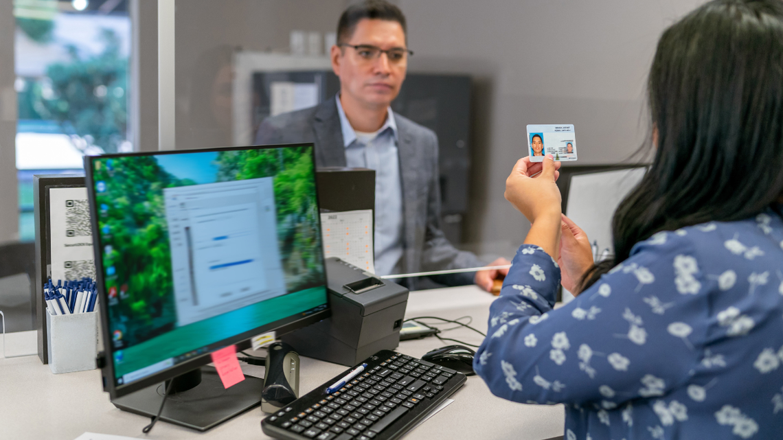 Ten rok będzie rokiem kolejek. Dowody i prawa jazdy do wymiany