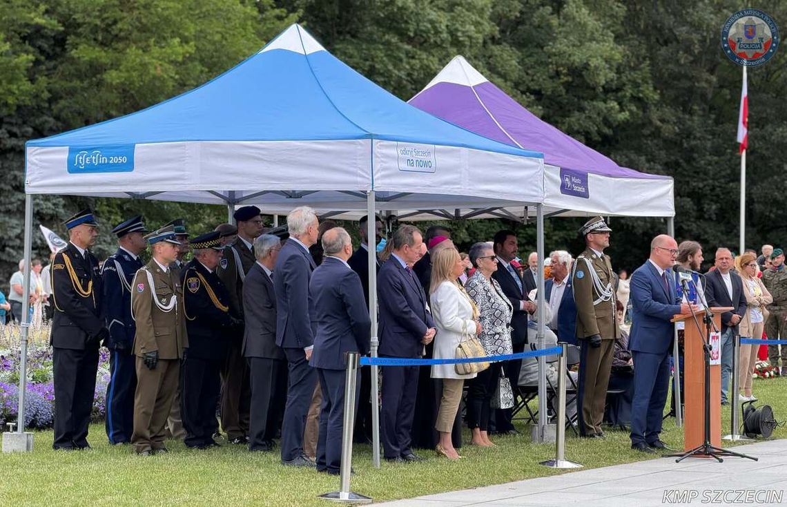 81 lat polskiego Szczecina. Mieszkańcy i służby oddali hołd Pionierom Miasta 81 lat polskiego Szczecina. Mieszkańcy i służby oddali hołd Pionierom Miasta