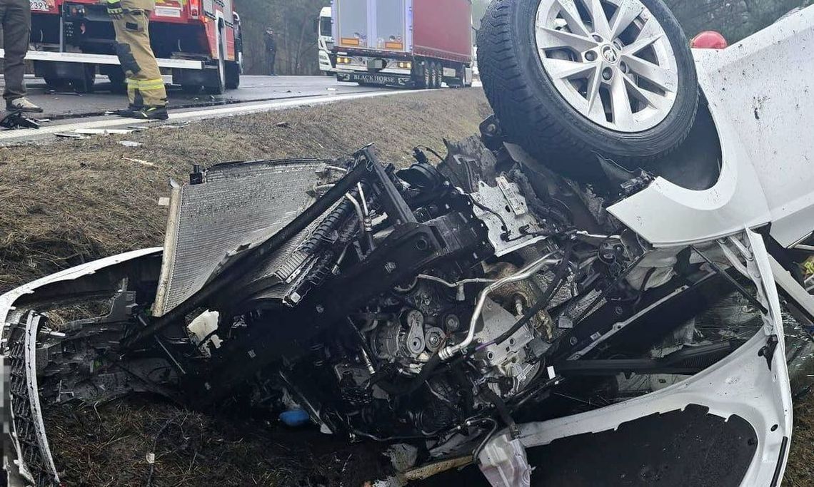 Akcja ratunkowa w zgliszczach auta. Służby walczyły o życie poszkodowanego w rowie