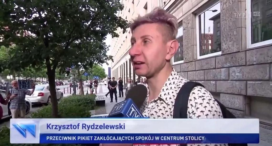 Aktor z „Wiadomości” zmienia zdanie. Jednak był przypadkowym przechodniem?