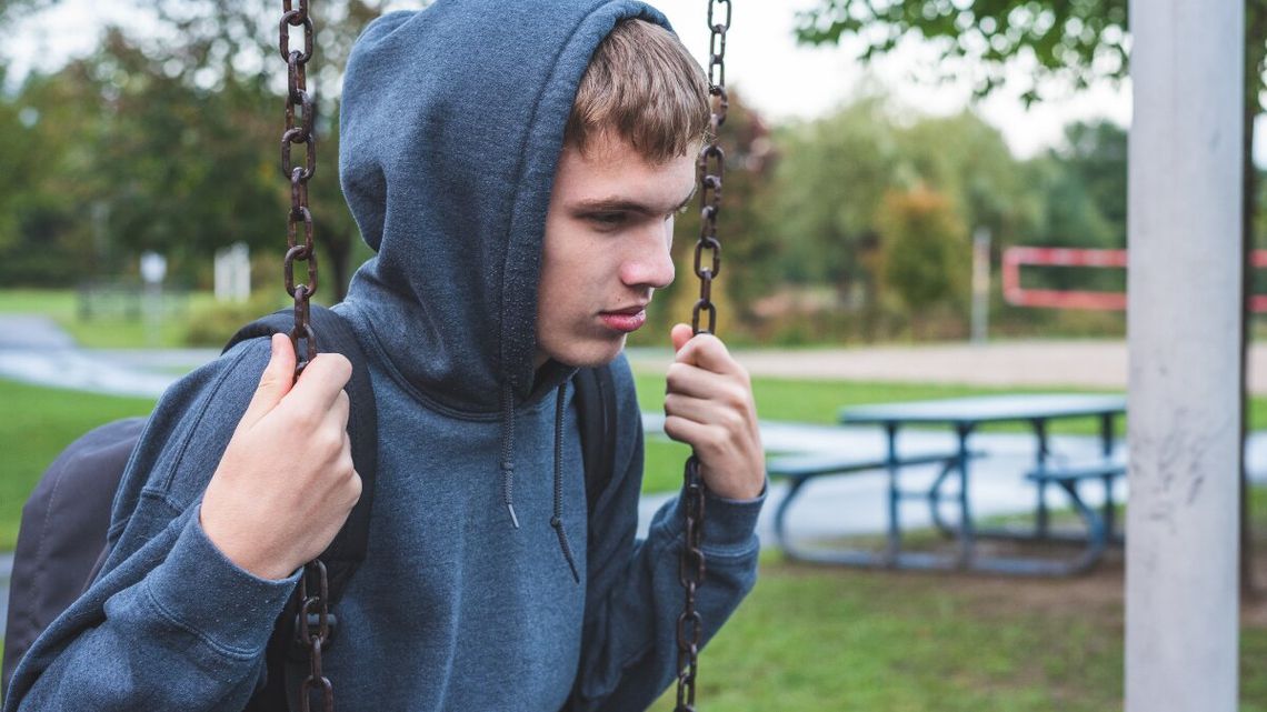 Nastolatki w rękach policji. Brutalna prawda o oszustwach na wnuczka i milionowych stratach ofiar