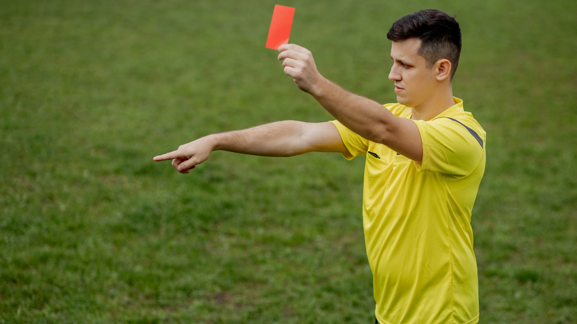 Koniec bezkarności: Sędzia pod ochroną jak policjant – drakońskie kary dla boiskowych chuliganów