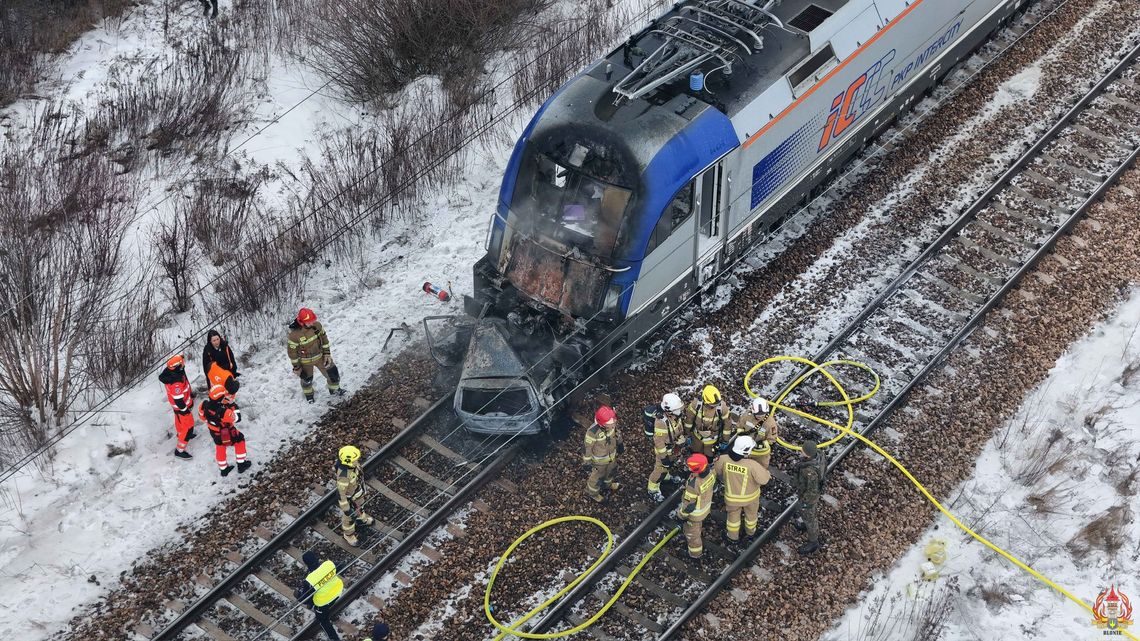 Jeden i za chwilę drugi pociągi uderzyły w Forda. Około 600 osób w wagonach Jeden i za chwilę drugi pociągi uderzyły w Forda. Około 600 osób w wagonach