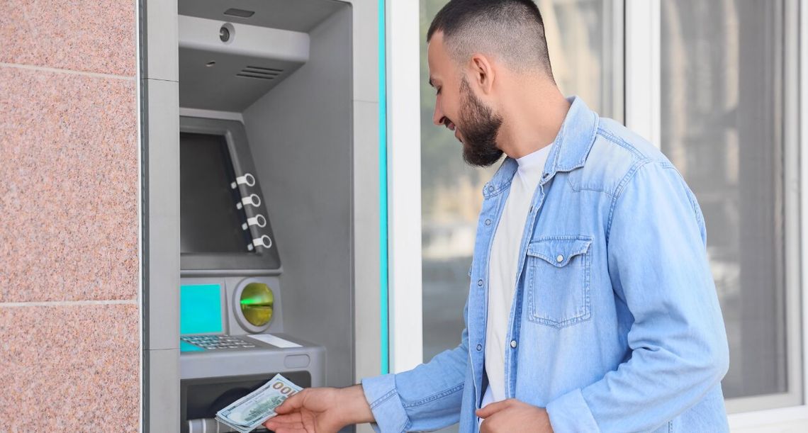 Bankomat ma rejestrować fizjonomię klienta. Za zasłonięcie twarzy będzie kara Bankomat ma rejestrować fizjonomię klienta. Za zasłonięcie twarzy będzie kara