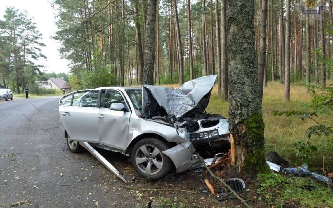 BMW uciekał przed policją. Uderzył w drzewo