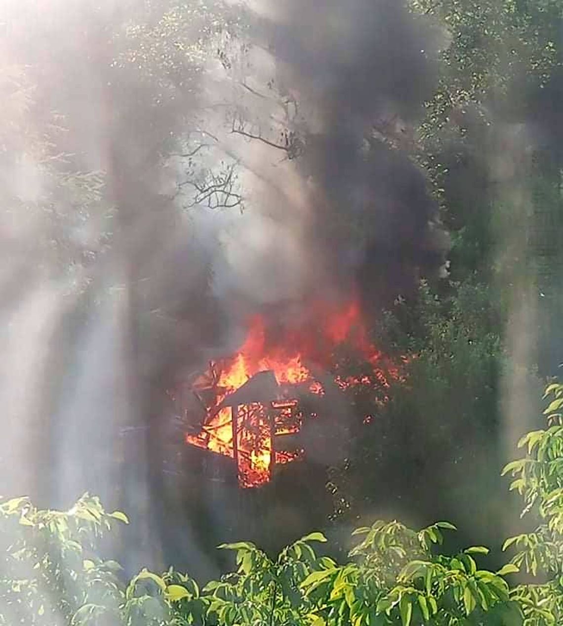 Buchające płomienie obudziły mieszkańców bloku [FOTO, WIDEO]