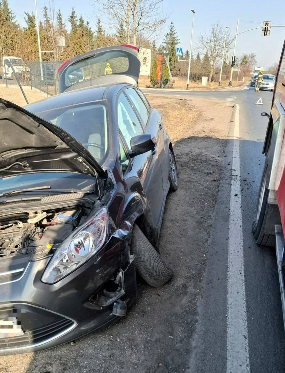Czarny scenariusz na bezpiecznym odcinku drogi. Rozbite auta i zablokowany przejazd