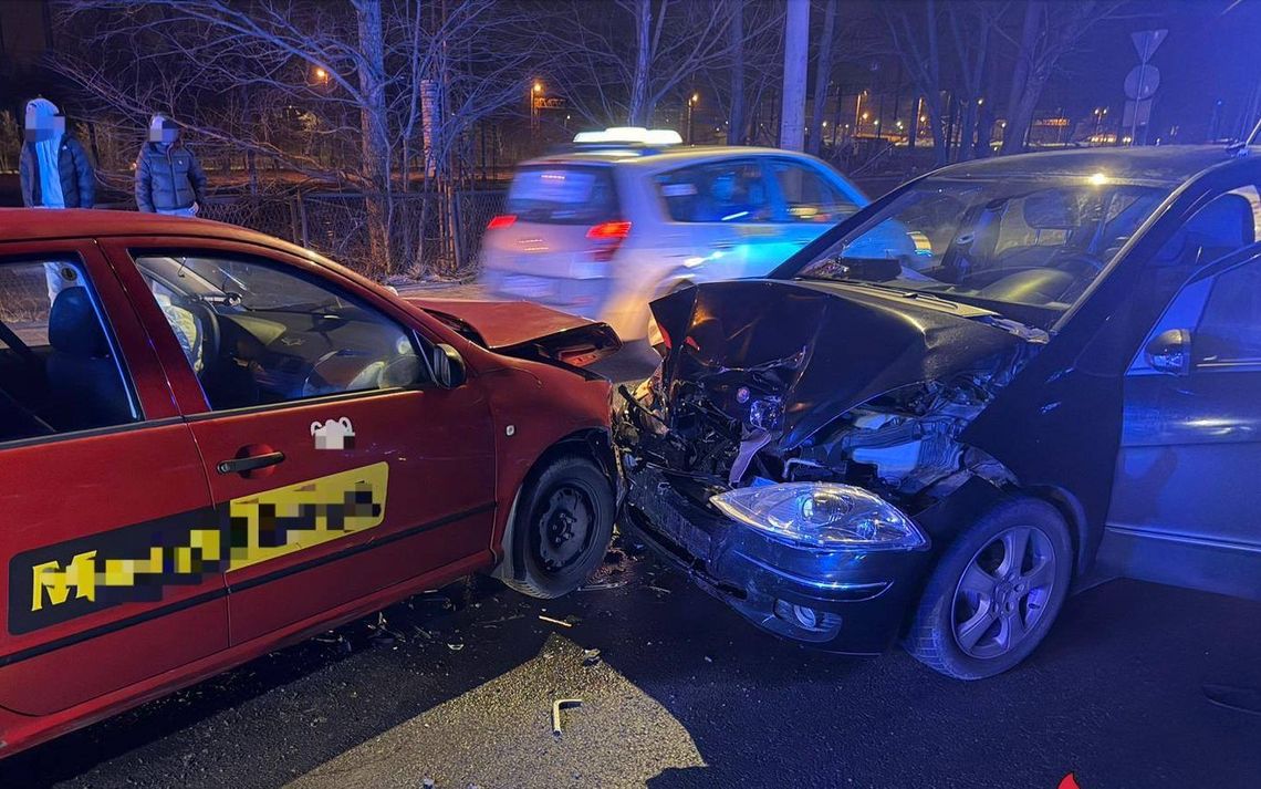 Czołowe zderzenie na krzyżówce. Wśród uczestników taksówka, w tle podejrzenie o jazdę pod wpływem