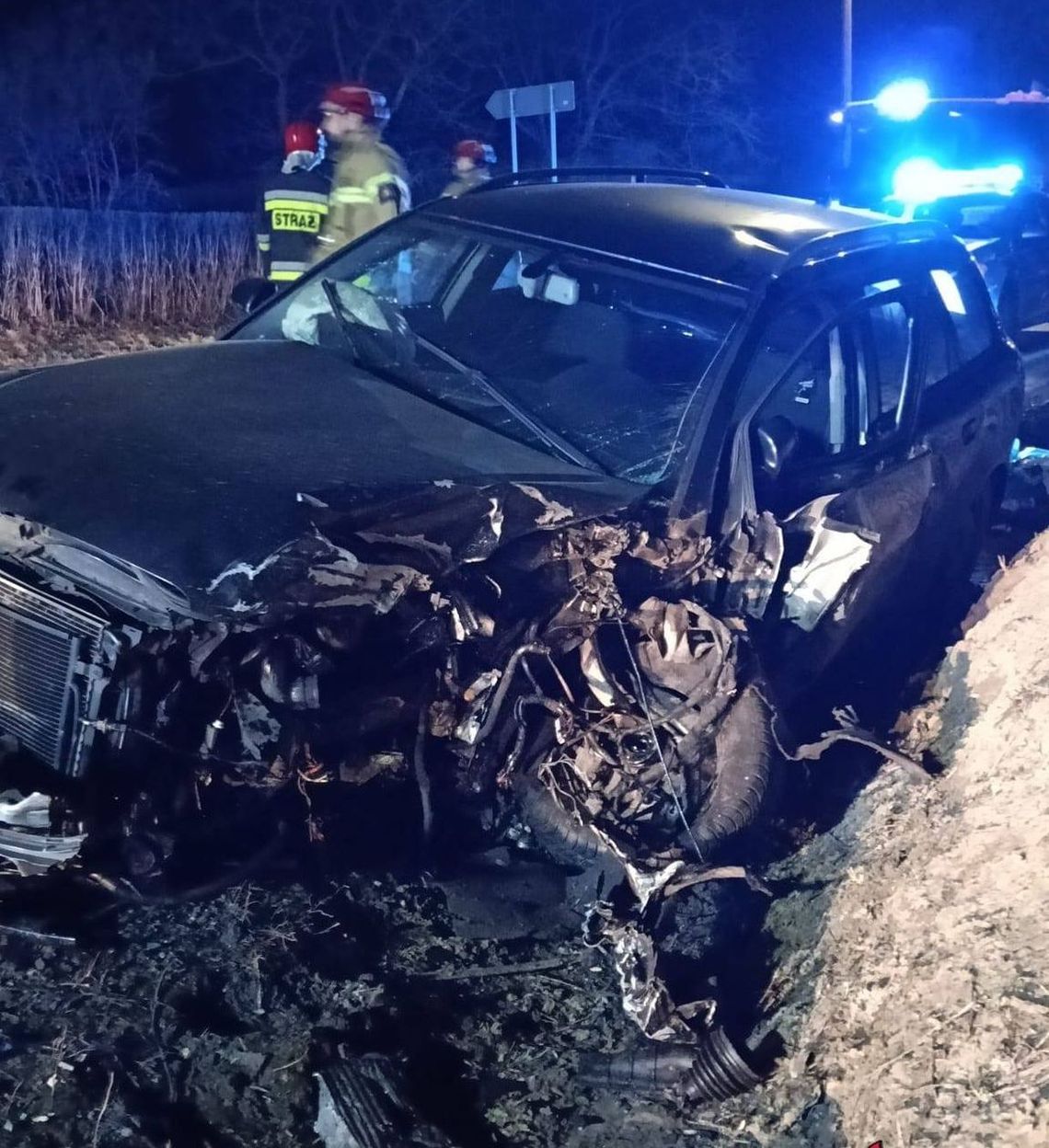 Czołowe zderzenie na skrzyżowaniu. Trzy osoby trafiły do szpitala
