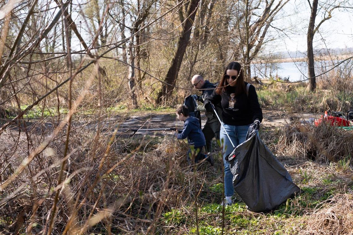 Czysta Odra 2026 w Szczecinie. Wojewoda Adam Rudawski daje przykład i sprząta brzegi rzeki Czysta Odra 2026 w Szczecinie. Wojewoda Adam Rudawski daje przykład i sprząta brzegi rzeki