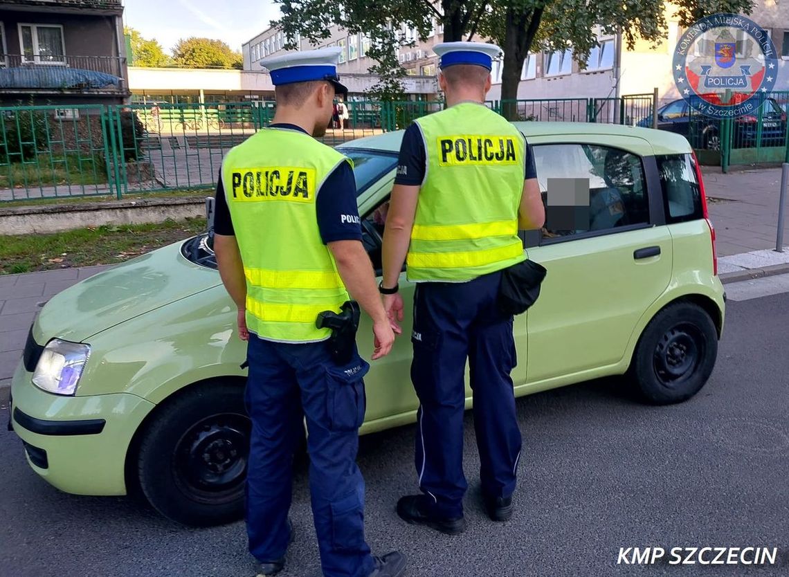 Pojawił się patrol policji. Przyjrzeliśmy się temu z bliska