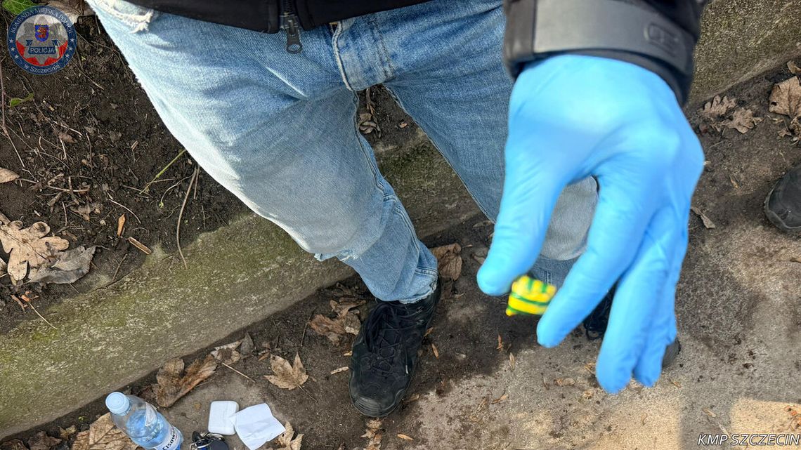 Dilerzy chowali towar w dołkach: Skuteczna akcja wywiadowców