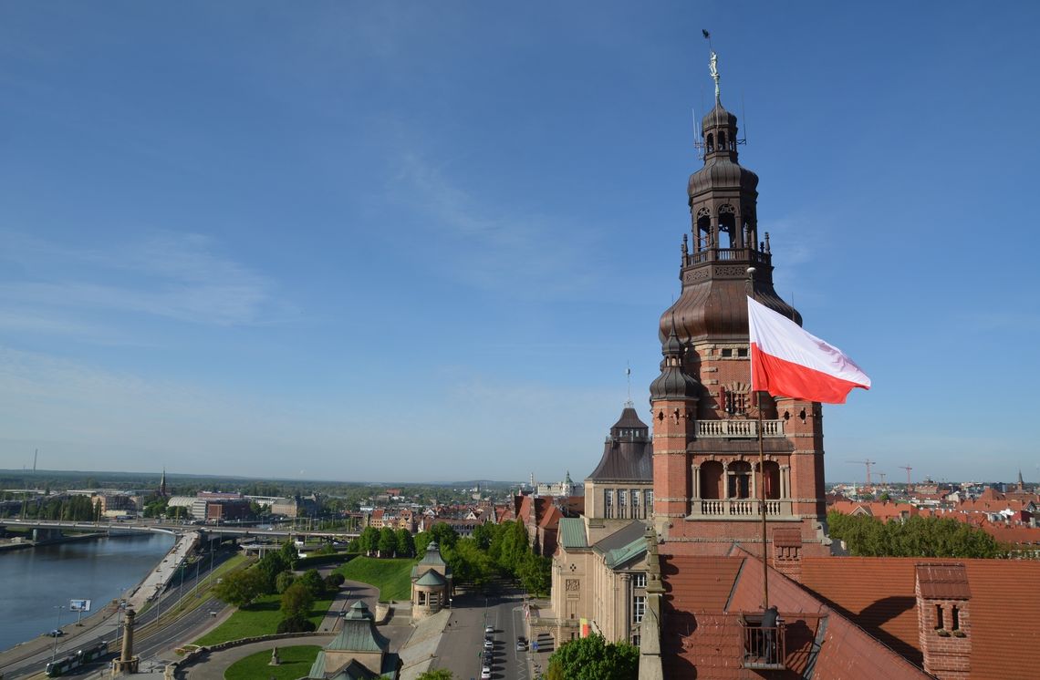 Dlaczego nie będzie flagi na dachu ZUW?