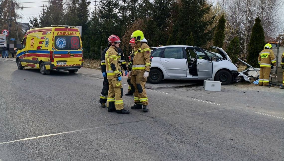 Dramat na łuku drogi. Śmigłowiec LPR lądował na polu przy rozbitym aucie Dramat na łuku drogi. Śmigłowiec LPR lądował na polu przy rozbitym aucie