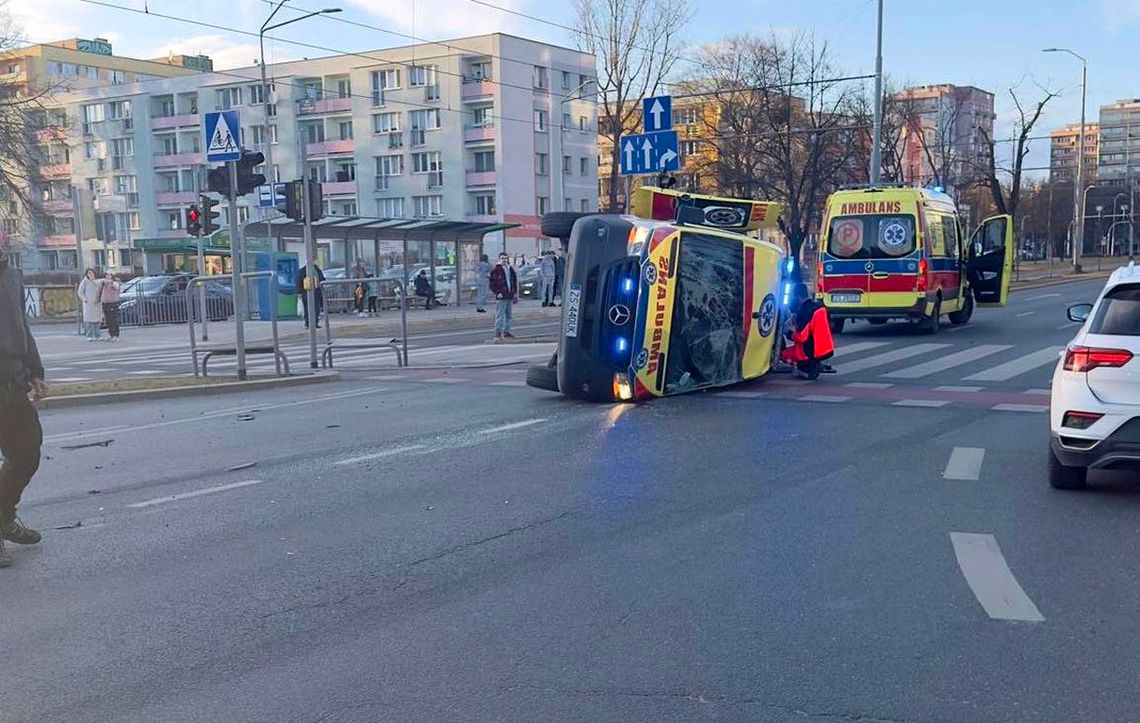 Dramat pod Galaxy: Karetka przewrócona na bok, trwała walka o życie pacjenta w centrum Szczecina
