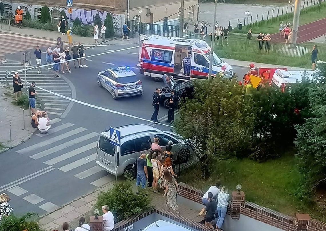 Dramatyczny wypadek motocyklisty na skrzyżowaniu. Ratownicy walczą o życie poszkodowanego