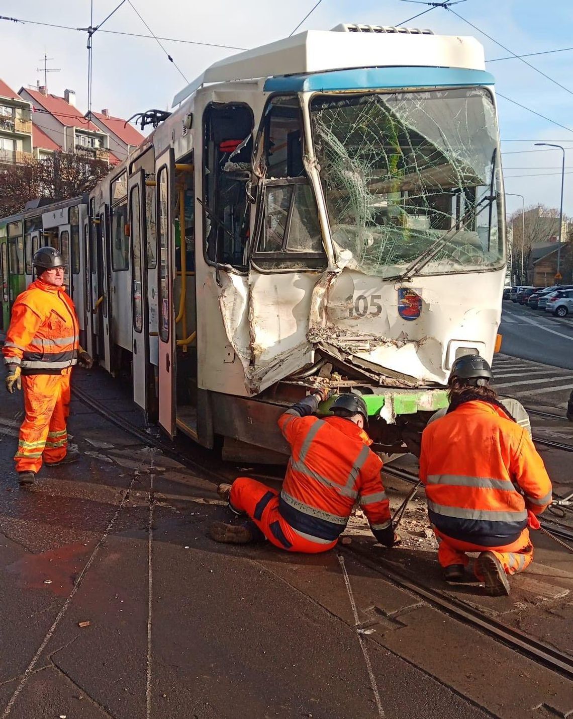 Dramatyczny wypadek tramwaju w Szczecinie. Wypadł z szyn i uderzył w budynek!