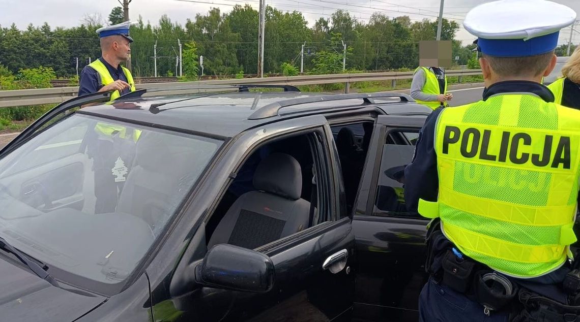 Nielegalni imigranci zatrzymani. Wozak bez prawa jazdy